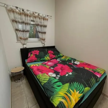 Gartenwohnung Mit Terrasse Und Parkplatz Appartamento *